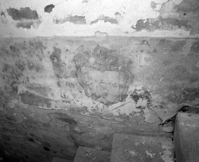 Porche : litre funéraire sur le mur de la nef dans la cage de l'escalier du comble. © Région Bourgogne-Franche-Comté, Inventaire du patrimoine