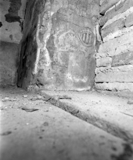 Porche : litre funéraire sur le contrefort situé dans la cage de l'escalier du comble. © Région Bourgogne-Franche-Comté, Inventaire du patrimoine