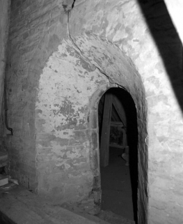 Ouverture d'accès au comble de la nef, côté nef ; décor de faux-appareil dans l'enduit. © Région Bourgogne-Franche-Comté, Inventaire du patrimoine