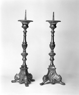 Chandeliers ornés d'écus lisses et coquilles. © Région Bourgogne-Franche-Comté, Inventaire du patrimoine