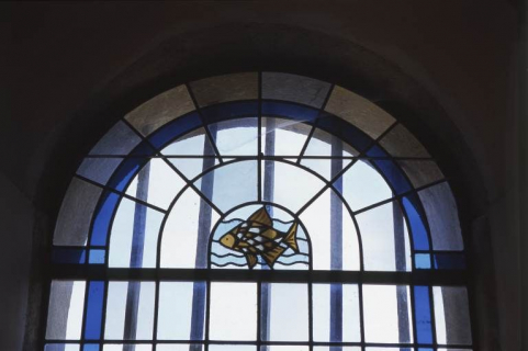 2e vitrail droit de la nef : poisson © Région Bourgogne-Franche-Comté, Inventaire du patrimoine