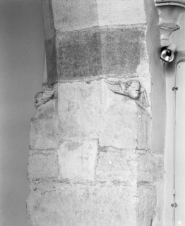 Pilier gauche du choeur : angelots sculptés. © Région Bourgogne-Franche-Comté, Inventaire du patrimoine