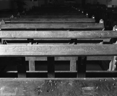 Banc n° 31 : détail des inscriptions. © Région Bourgogne-Franche-Comté, Inventaire du patrimoine