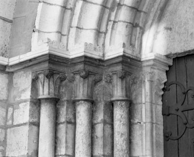 Portail : chapiteaux gauches. © Région Bourgogne-Franche-Comté, Inventaire du patrimoine