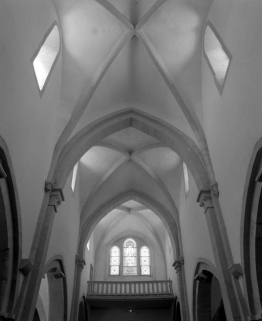 Vaisseau central de la nef, vue prise du choeur : voûtes et tribune. © Région Bourgogne-Franche-Comté, Inventaire du patrimoine