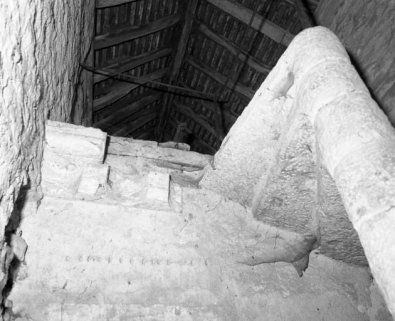 Vestige de corniche du bas-côté droit visible dans la tourelle d'escalier du clocher. © Région Bourgogne-Franche-Comté, Inventaire du patrimoine