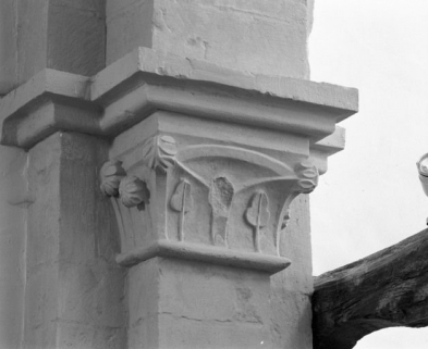 Avant-choeur sous clocher, arcade antérieure, chapiteau droit (n° 4 sur le plan de localisation). © Région Bourgogne-Franche-Comté, Inventaire du patrimoine