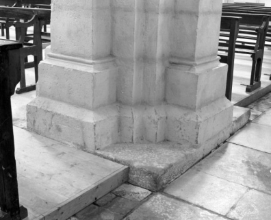 Bas-côté gauche, 3e travée, base du pilier antérieur droit (n° 24 sur le plan de localisation). © Région Bourgogne-Franche-Comté, Inventaire du patrimoine