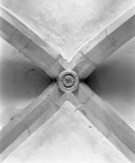 Nef, clef de voûte de la 3e travée (n° 17 sur le plan de localisation). © Région Bourgogne-Franche-Comté, Inventaire du patrimoine