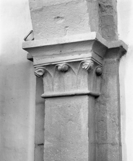 Nef, 1ère grande arcade droite, chapiteau antérieur (n° 15 sur le plan de localisation). © Région Bourgogne-Franche-Comté, Inventaire du patrimoine