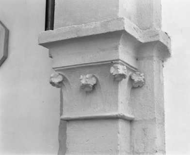 Bas-côté droit, chapiteau droit de l'arcade entre les 2e et 3e travées (n° 19 sur le plan de localisation). © Région Bourgogne-Franche-Comté, Inventaire du patrimoine