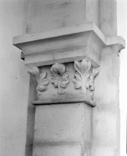 Bas-côté gauche, chapiteau gauche de l'arcade entre les 1ère et 2e travées (n° 27 sur le plan de localisation). © Région Bourgogne-Franche-Comté, Inventaire du patrimoine