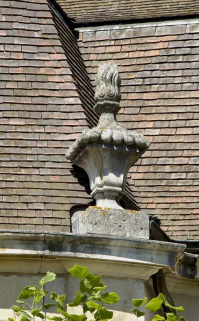 Aile droite : travée de la chapelle, pot à feu. © Région Bourgogne-Franche-Comté, Inventaire du patrimoine