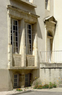 Ancien hôtel du gouverneur : élévation postérieure, fenêtres du salon précédant la pharmacie. © Région Bourgogne-Franche-Comté, Inventaire du patrimoine
