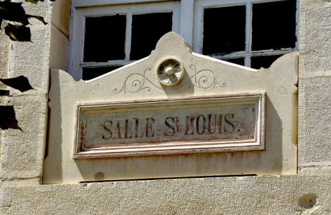 Aile droite : élévation antérieure, détail : inscription au-dessus de la porte d'entrée de l'ancienne salle des hommes, salle Saint-Louis. © Région Bourgogne-Franche-Comté, Inventaire du patrimoine