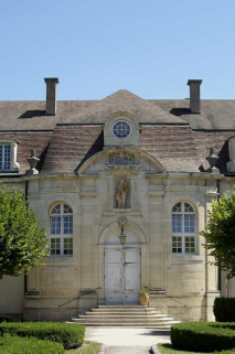 Aile gauche dite fondation Arnault : élévation sur la cour antérieure, avant-corps central. © Région Bourgogne-Franche-Comté, Inventaire du patrimoine
