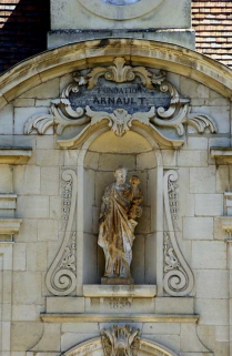 Aile gauche dite fondation Arnault : élévation sur la cour antérieure, niche et statue de saint Joseph. © Région Bourgogne-Franche-Comté, Inventaire du patrimoine