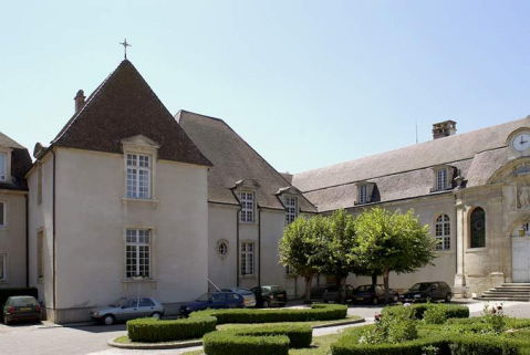 Ancien hôtel du gouverneur et vue partielle de l'aile droite. © Région Bourgogne-Franche-Comté, Inventaire du patrimoine
