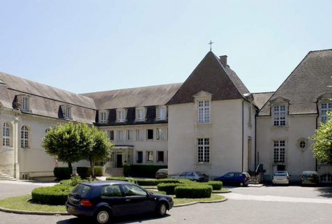 Cour antérieure : aile gauche dite fondation Arnault, bloc médico-chirurgical et ancien hôtel du gouverneur. © Région Bourgogne-Franche-Comté, Inventaire du patrimoine