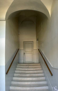 Ancien hôtel du gouverneur : escalier rampe sur rampe, 2e volée donnant accès au rez-de-chaussée surélevé. © Région Bourgogne-Franche-Comté, Inventaire du patrimoine