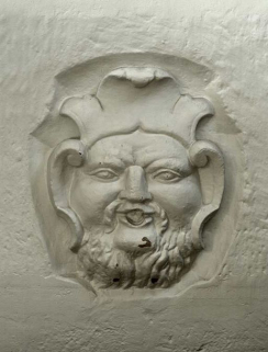 Aile droite : ancienne salle des femmes, salle Sainte-Marthe, mascaron de l'ancienne fontaine (sculpté par V. François) dans le mur droit. © Région Bourgogne-Franche-Comté, Inventaire du patrimoine