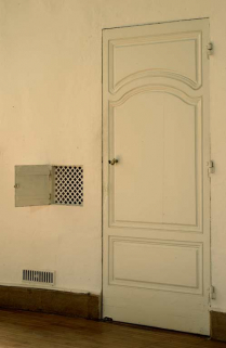 Aile droite : chapelle, porte de la sacristie. © Région Bourgogne-Franche-Comté, Inventaire du patrimoine