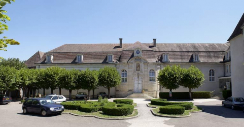 Aile gauche dite fondation Arnault : élévation sur la cour antérieure. © Région Bourgogne-Franche-Comté, Inventaire du patrimoine