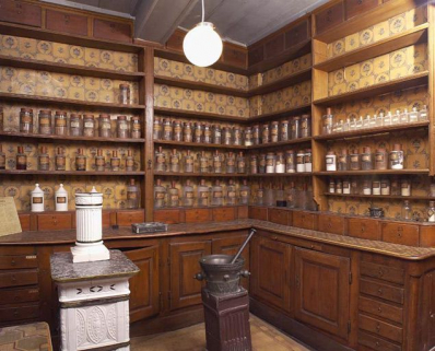 Ancien hôtel du gouverneur : pharmacie, vue d'ensemble depuis la porte d'entrée. © Région Bourgogne-Franche-Comté, Inventaire du patrimoine