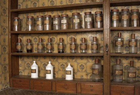 Ancien hôtel du gouverneur : pharmacie, détail des étagères. © Région Bourgogne-Franche-Comté, Inventaire du patrimoine