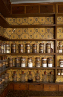 Ancien hôtel du gouverneur : pharmacie, détail des étagères. © Région Bourgogne-Franche-Comté, Inventaire du patrimoine