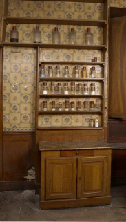 Ancien hôtel du gouverneur : pharmacie, détail : étagère et buffet bas à gauche de la fenêtre. © Région Bourgogne-Franche-Comté, Inventaire du patrimoine