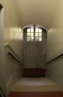 Ancien hôtel du gouverneur : escalier rampe sur rampe, 2e volée entre le rez-de-chaussée surélevé et la porte d'entrée principale. © Région Bourgogne-Franche-Comté, Inventaire du patrimoine