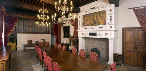 Ancien hôtel du gouverneur : salle du conseil d'administration, vue d'ensemble depuis la porte de la salle Sainte-Marthe. © Région Bourgogne-Franche-Comté, Inventaire du patrimoine