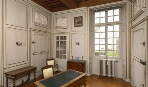 Ancien hôtel du gouverneur : pièce actuellement appelée bureau, vue d'ensemble depuis la cheminée. © Région Bourgogne-Franche-Comté, Inventaire du patrimoine