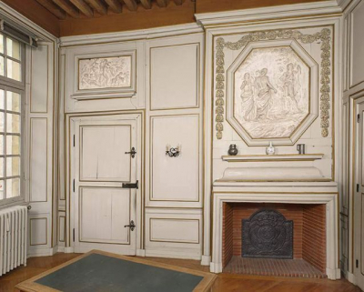 Ancien hôtel du gouverneur : pièce actuellement appelée bureau, cheminée et porte d'accès à la salle dite chambre bleue. © Région Bourgogne-Franche-Comté, Inventaire du patrimoine