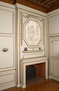 Ancien hôtel du gouverneur : pièce actuellement appelée bureau, cheminée. © Région Bourgogne-Franche-Comté, Inventaire du patrimoine