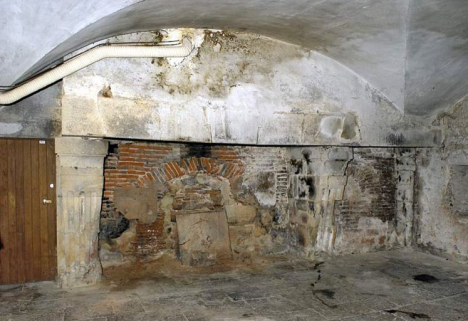 Ancien hôtel du gouverneur : sous-sol, cheminée. © Région Bourgogne-Franche-Comté, Inventaire du patrimoine