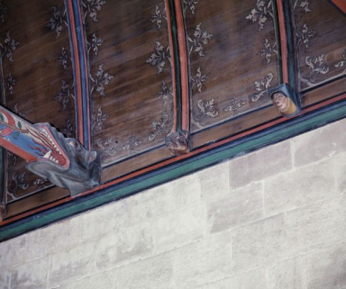 Grande chambre des Pauvres : détail, blochets saillants figurés (3e travée, côté gauche). © Région Bourgogne-Franche-Comté, Inventaire du patrimoine