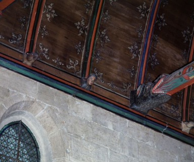 Grande chambre des Pauvres : détail, blochets saillants figurés (8e travée, côté gauche). © Région Bourgogne-Franche-Comté, Inventaire du patrimoine