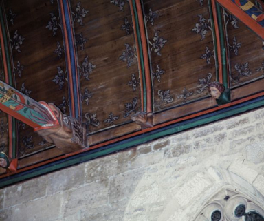 Grande chambre des Pauvres : détail, blochets saillants figurés (10e travée, côté gauche). © Région Bourgogne-Franche-Comté, Inventaire du patrimoine