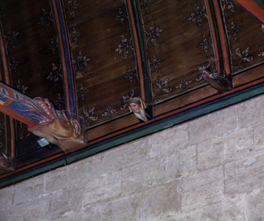 Grande chambre des Pauvres : détail, blochets saillants figurés (11e travée, côté droit). © Région Bourgogne-Franche-Comté, Inventaire du patrimoine