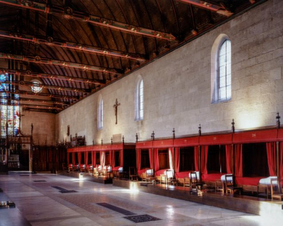 Grande chambre des Pauvres : vue de 3/4 depuis l'angle antérieur gauche. © Région Bourgogne-Franche-Comté, Inventaire du patrimoine