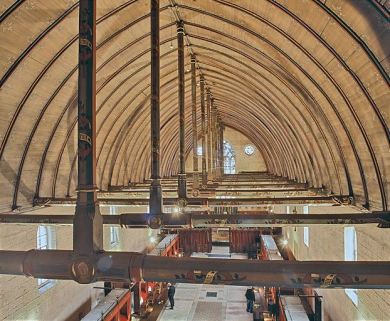 Grande chambre des Pauvres : charpente à berceau lambrissé brisé (vue d'ensemble depuis le dortoir des soeurs). © Région Bourgogne-Franche-Comté, Inventaire du patrimoine