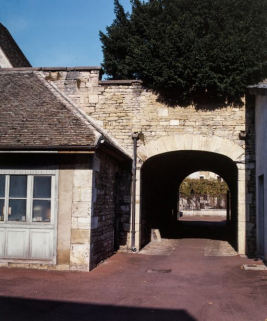 Passage sous le rempart. © Région Bourgogne-Franche-Comté, Inventaire du patrimoine