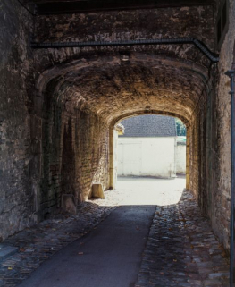 Passage sous le rempart. © Région Bourgogne-Franche-Comté, Inventaire du patrimoine