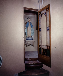 Dortoir des soeurs : oratoire aménagé au XIXe siècle dans la tourelle d'angle qui surplombe la grande chambre des Pauvres et servait de poste de surveillance. © Région Bourgogne-Franche-Comté, Inventaire du patrimoine