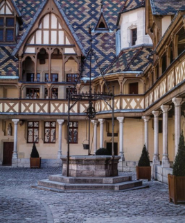 Angle des deux ailes sur cour et puits. © Région Bourgogne-Franche-Comté, Inventaire du patrimoine