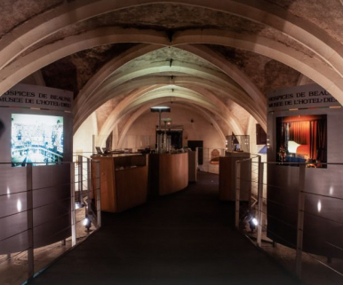 Grand corps de bâtiment : cellier dit cave du réfectoire (actuellement billetterie), vue d'ensemble depuis le vestibule d'entrée. © Région Bourgogne-Franche-Comté, Inventaire du patrimoine