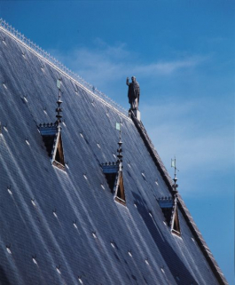 Grand corps de bâtiment : vue partielle du toit, depuis la cour ; statue de saint Jean-Baptiste, par Etienne de Saptes (XIXe siècle). © Région Bourgogne-Franche-Comté, Inventaire du patrimoine