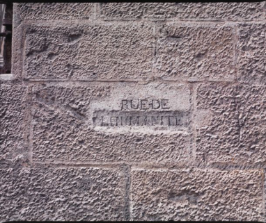 Elévation sur rue, détail : nom de la rue sculpté à la Révolution "RUE DE LUMMANITE". © Région Bourgogne-Franche-Comté, Inventaire du patrimoine